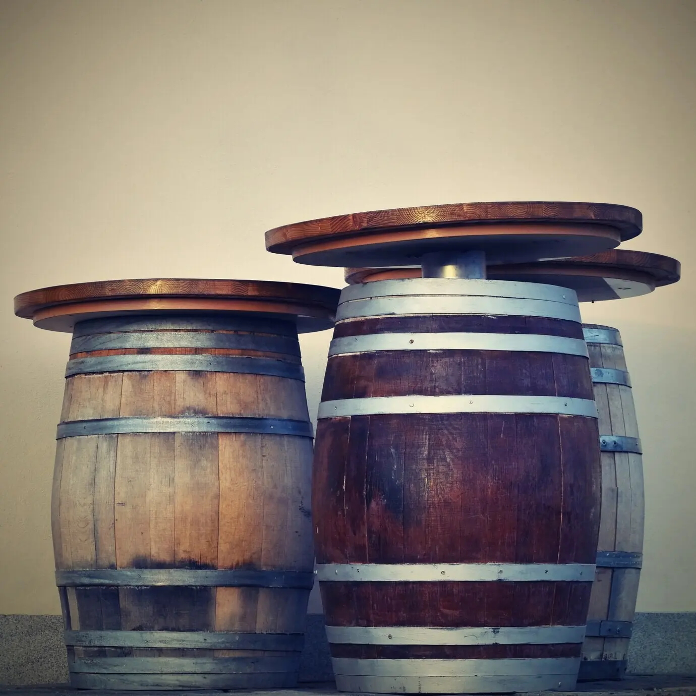 Als Tisch genutzte Fässer