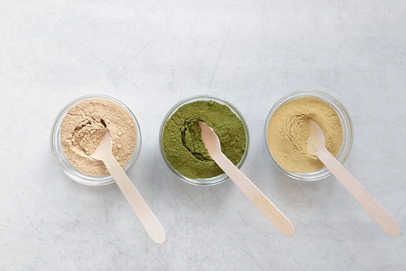 Natürliches Spa: Sand in verschiedenen Farben in Schalen